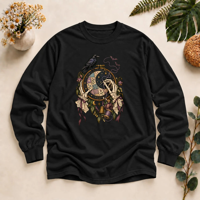 Raven & Patchwork Moon – Gothic Quilter Gift, Spooky Sewing Long Sleeve T-Shirt